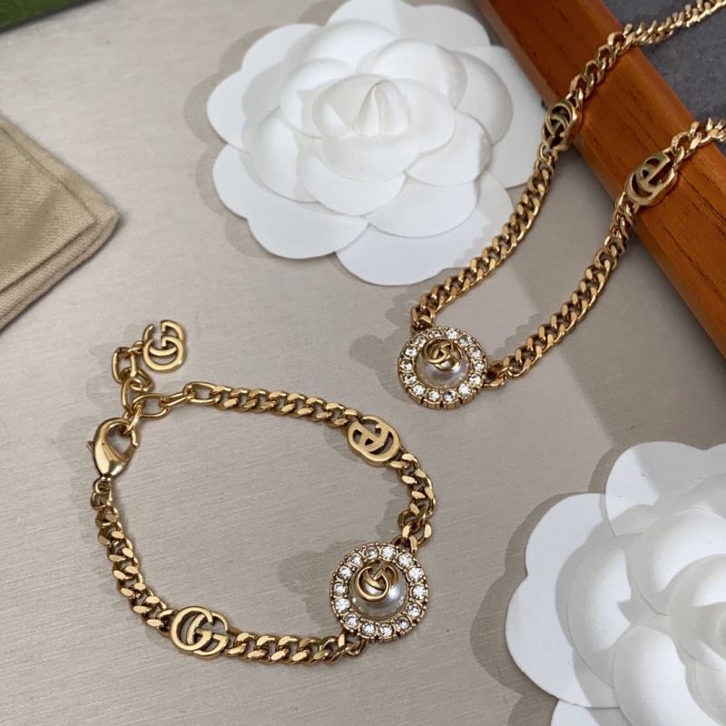 G*u*i necklaces